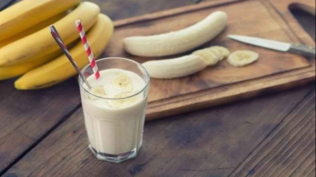 موز باللبن كنز من الفوائد الصحية.. يعزز الطاقة والمناعة ويبني العضلات